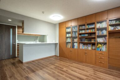 壁と床にこだわりを。アクセントクロスが映えるお住まいへの画像