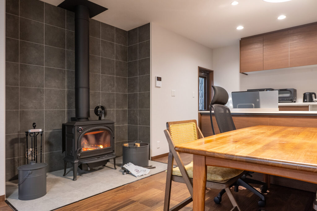 薪ストーブのある、第二の暮らし。築60年の平屋を温もりあふれる別邸への画像