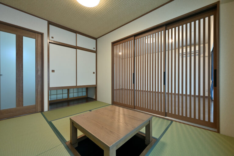 お住まい全体の改修に併せて、和室とリビングの小さな段差を解消しました。窓には補助金制度を活用して、内窓を設置し寒さを和らげています。